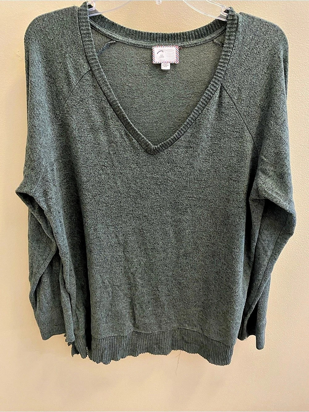 Anthropologie Postage Stamp women’s large V-Neck Slub Knit Tunic Top Olive & Bla